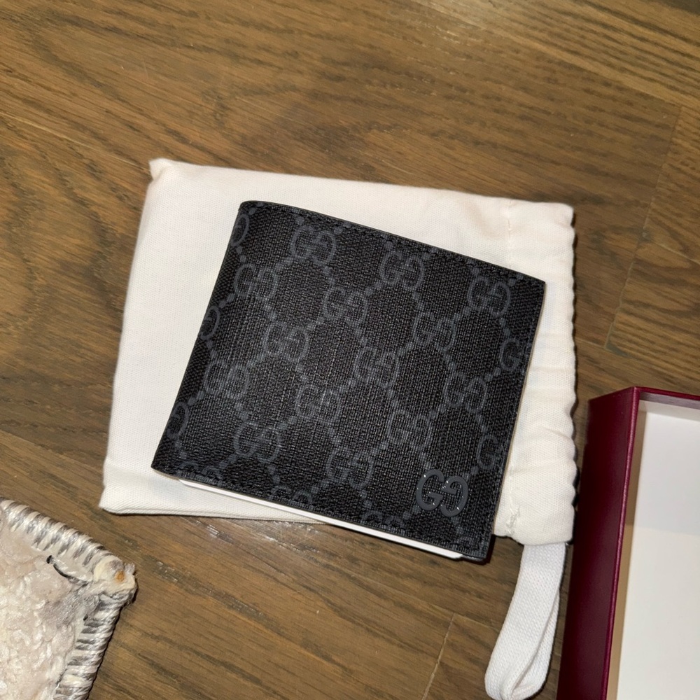 100% authentic men’s Gucci Wallet!